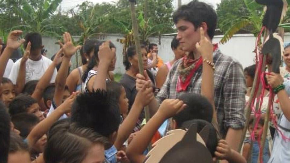 Tomás Ó Loingsigh working with children in the school in Vida Nueva