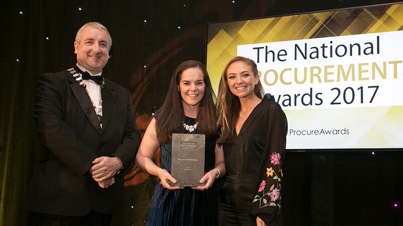 Sean O’Dwyer, President of IIPMM presents Best Use of Technology award Michelle McKeown & Laura Wilson, Blueface.