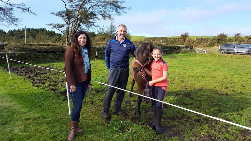 Bailte presenter Síle Nic Chonaonaigh with Seán Ó Beaglaíoch, Gráinne Ní Bheaglaoich agus a gcapall Coco