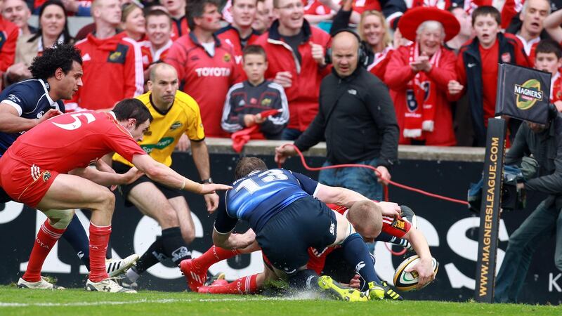 Keith Earls scores a try. Photo: Dan Sheridan/Inpho