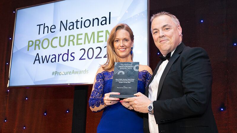 Jennifer Dillon, Director, Hays, presents the Best Public Sector, Semi-State or Government Procurement Project of the Year award to Peter Smyth, Iarnród Éireann.