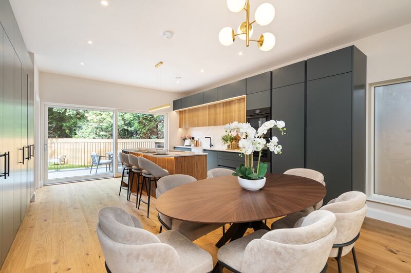 Open-plan kitchen/diningroom