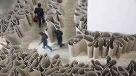 White cube, white noise