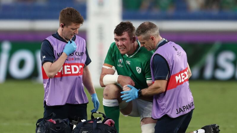 Peter O’Mahony receives medical attention. Photo: Behrouz MehrI/Getty Images