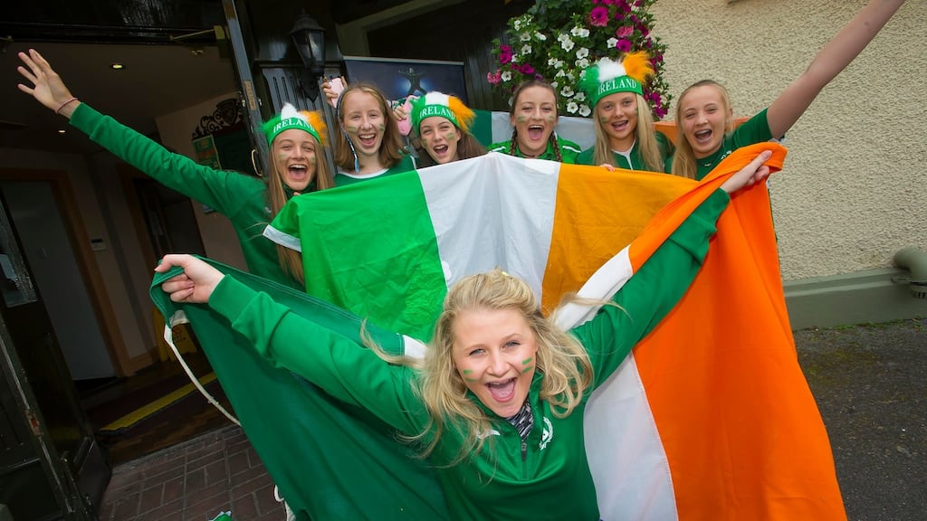 Pictured at The Cove Bar, Waterford City are Thomas Barr supporters and members of Ferrybank A/C Emily Goff, Anna Rafter, Zoe Kiely, Stephanie Goff, Ashling Lowe and in front Mollie Hutchinson. Picture: Patrick Browne