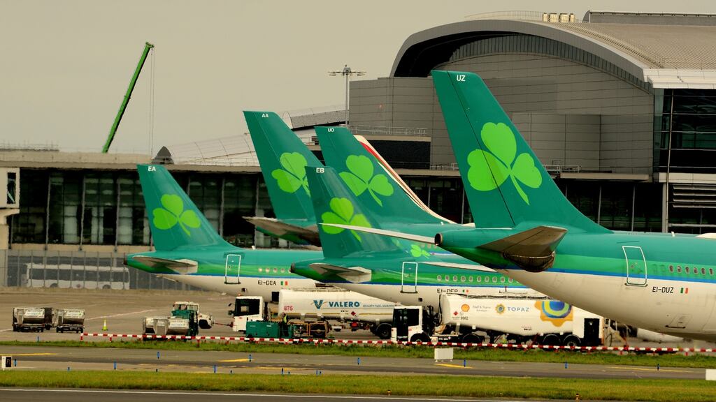 Siptu, which represents 1,500 non-craft workers at Aer Lingus,said they had voted by 53 per cent to 47 per cent to accept the pay rise offer.
