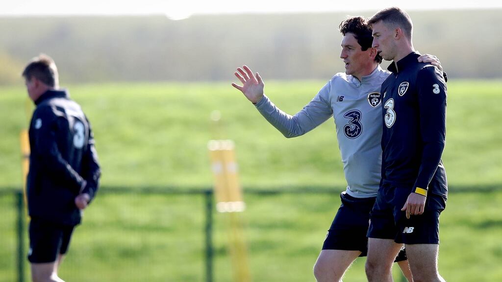 Keith Andrews speaks to Conor Masterson during an Ireland under-21 training session. Photo: Ryan Byrne/Inpho