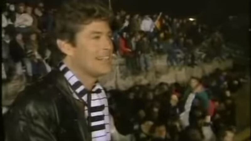The Hoff sings at the Berlin Wall in 1989