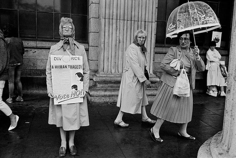 Divorce referendum protest at the GPO, Dublin, 1986. Photograph: © Tony O’Shea