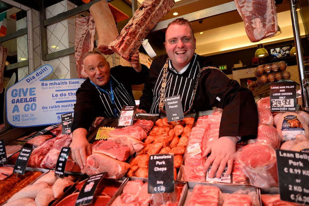 Úinéir Troy Butchers, Stephen Troy, agus Ardmhéara Bhaile Átha Cliath, Daithí de Róiste, agus iad ag seoladh 'Give Gaeilge a Go' togra nua BÁC le Gaeilge agus Comhairle Cathrach Bhaile Átha Cliath. Grianghraf: Justin Farrelly