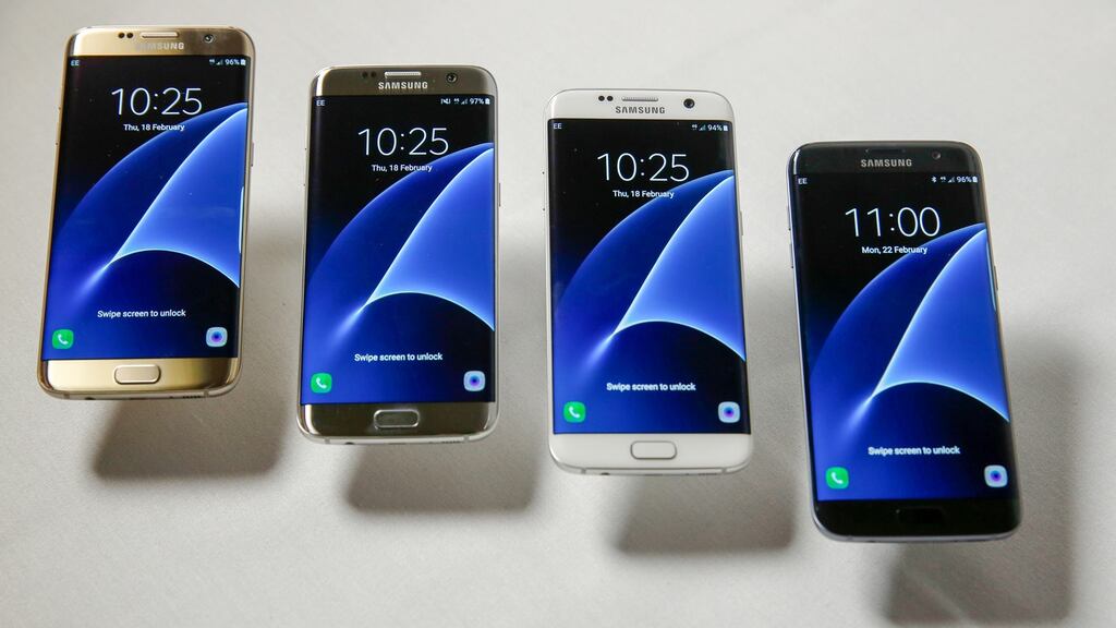 The new  Samsung  Galaxy S7 edge with 3D thermo forming in four finishes. Photographer: Luke MacGregor/Bloomberg