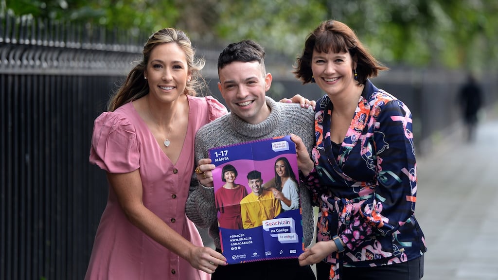 Ambasadóirí Sheachtain na Gaeilge le Energia: Eimear Considine, imreoir rugbaí, James Kavanagh, láithreoir agus scríobhneoir agus Gráinne McElwain, láithreoir teilifíse. Grianghraf: Dara Mac Dónaill/The Irish Times