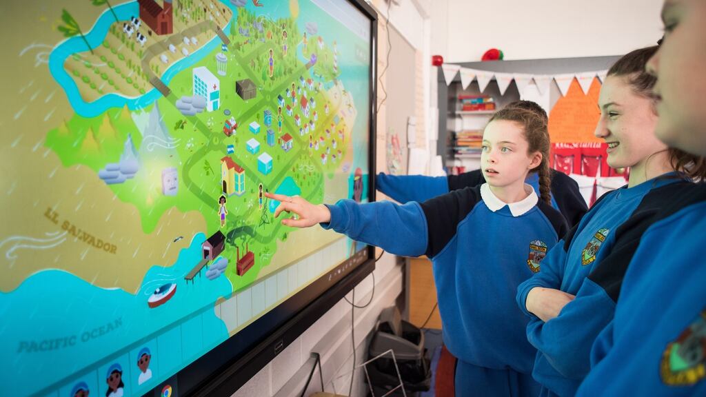 Lucy Ní Mhaoláin (11) plays Trócaire’s new education game ‘Project Honduras’ together with her classmates Mia Ní Raghailligh (12), Harvey Mac Riocard (11) and Brandán Ó Casín (11) from  Gaelscoil  Bharra Cabrach in Dublin. Photograph : Garry Walsh/ Trócaire