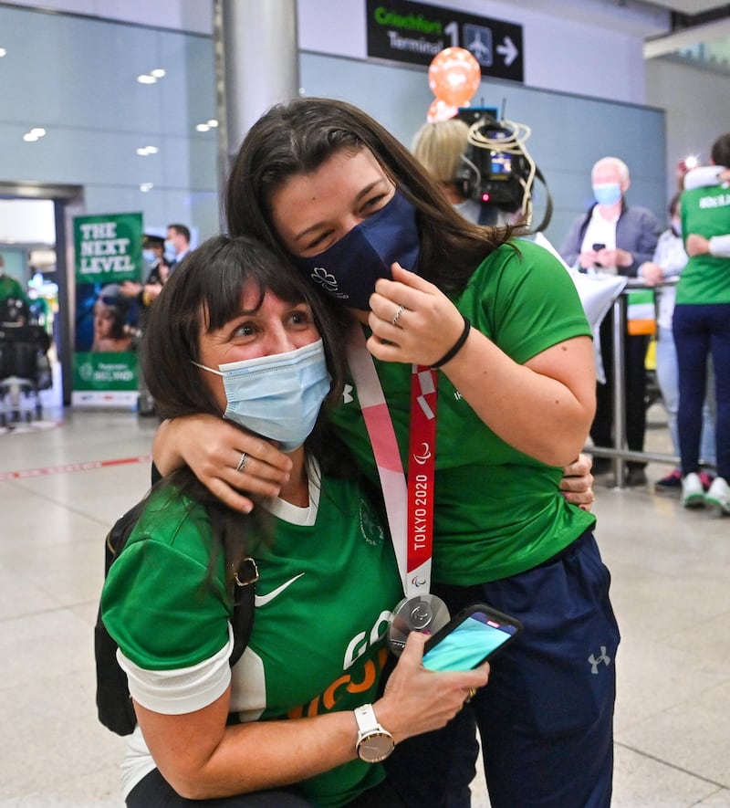 S6 50m Butterfly Silver medalist Nicole Turner with her mother Bernie Turner at Dublin Airport. Photograph: Sportsfile