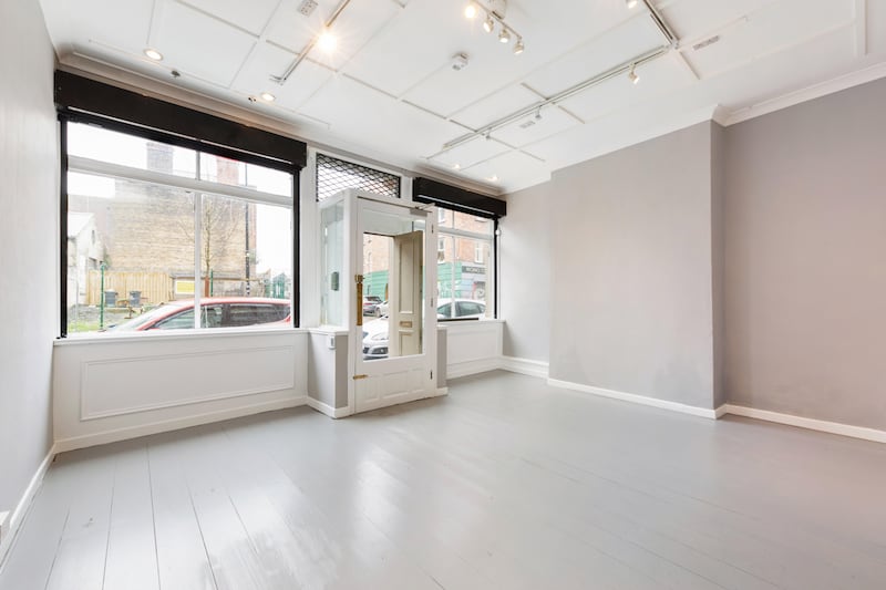 Gallery space: At the end of 1999, musicians the Kelly Family allowed their friend Nicholas Gore Grimes to open his Cross Gallery rent-free on the ground floor.