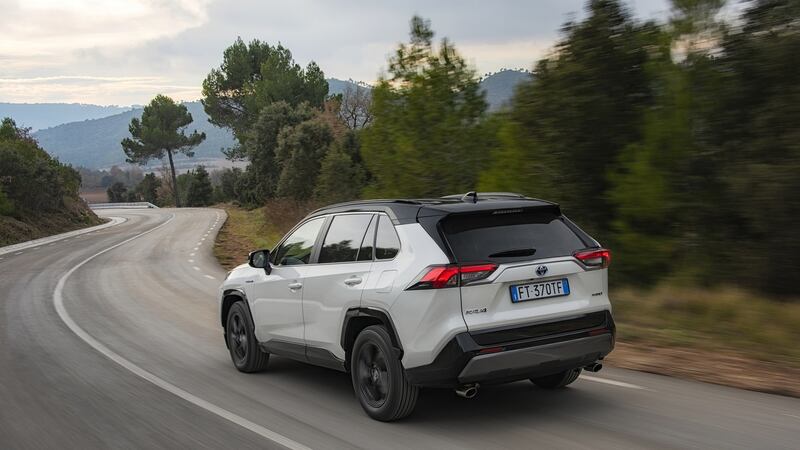 The four-wheel drive doesn’t just feature an extra 4bhp, but boasts a second electric motor for the rear wheels that gives the car much sharper handling and controlled power delivery