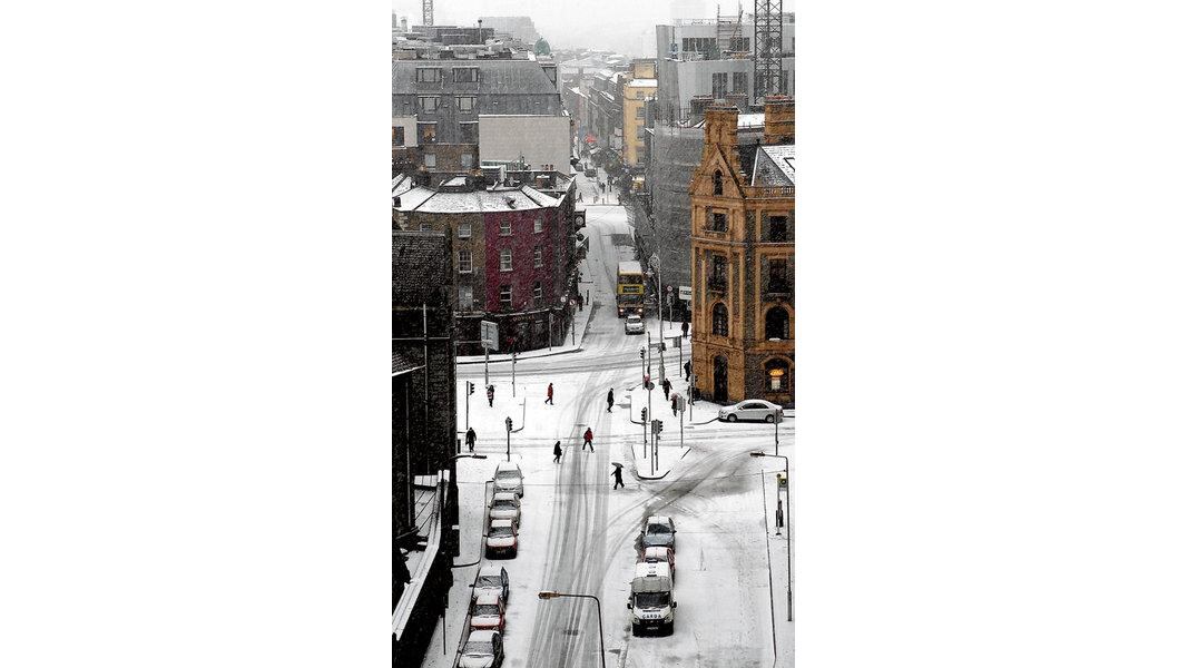 Snow showers in Townsend Street and Temple Bar, Dublin, yesterday.