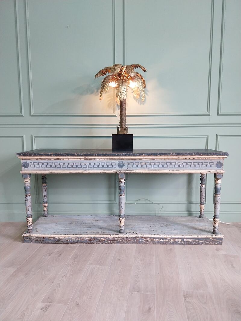 Lots 44, Italian console table, €2,000-4,000; and lot 12, 20th-century Maison Jansen brass palm tree table lamp, €1,500-3,000