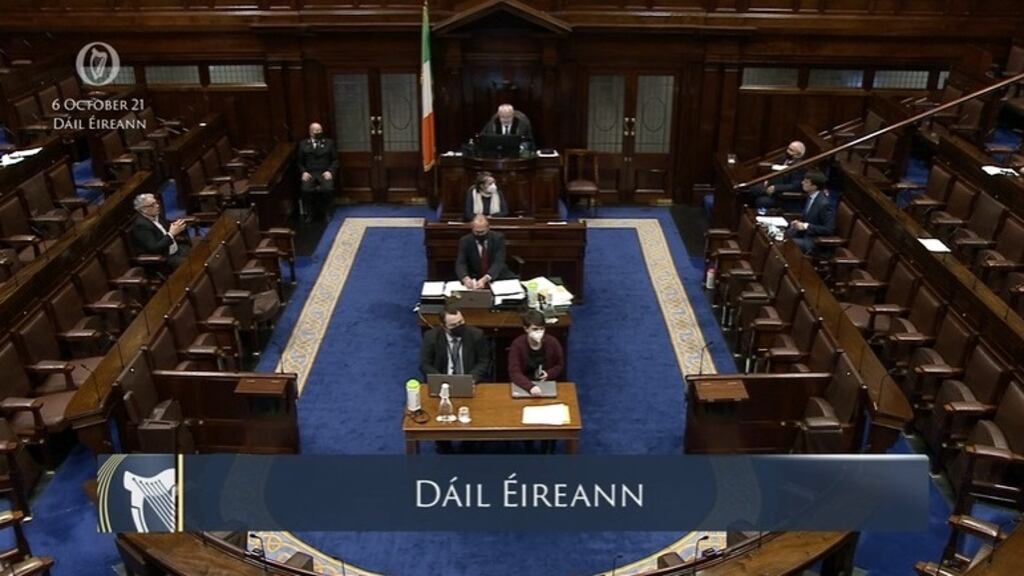 Deireadh na díospóireachta sa Dáil an tseachtain seo caite. Faoin reachtaíocht nua beidh 20 faoin gcéad d’earcaithe nua na státseirbhíse in ann a gcuid oibre a dhéanamh trí Ghaeilge faoi 2030.
