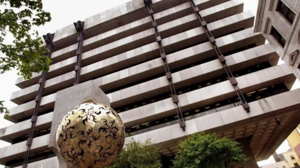 The Central Bank, the National Treasury Management Agency, the Department of Finance and the National Pension Reserve Fund  requested the assistance of expert financial advisers between  2008 and  2014.