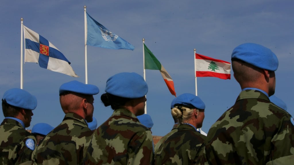 “Tá taithí fhada againn ar a bheith ag féachaint lasmuigh den bhloc.” Thuas: Saighdiúirí Éireannacha agus Unifil ag fágáil slán le Campa Ida sa Liobáin in 2007. Grianghraf: Kate Geraghty/The Irish Times.