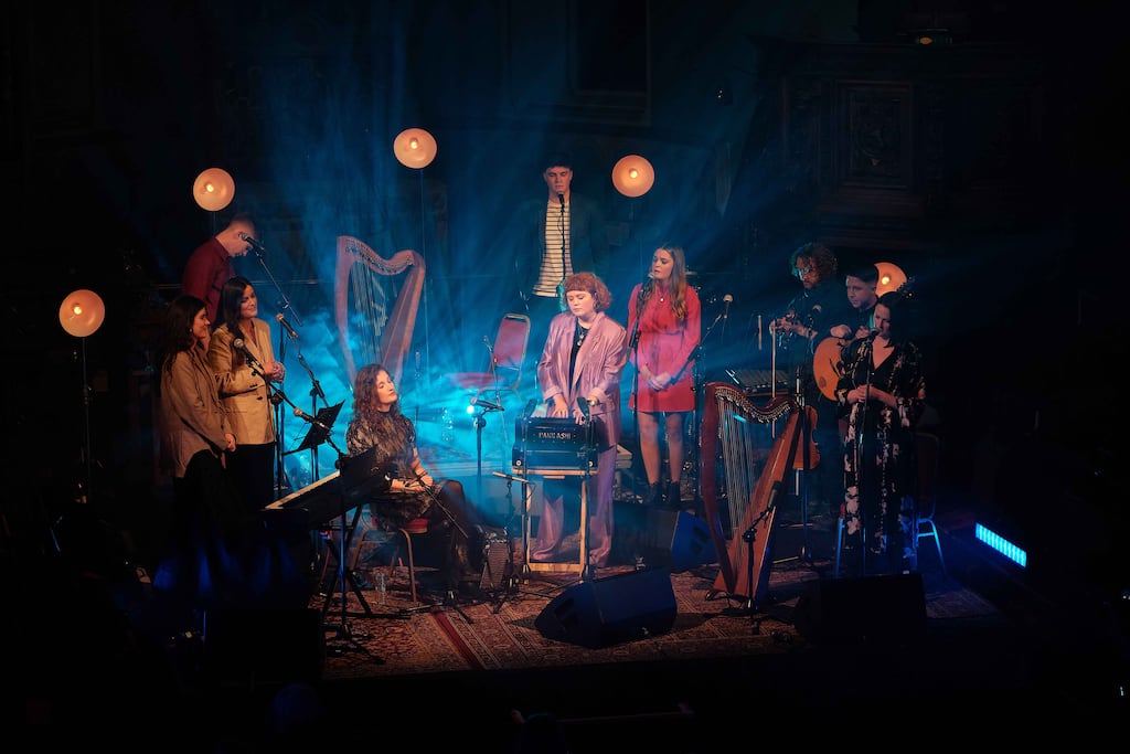 Tá albam digiteach bunaithe ar an tsraith iontach theilifíse Bláth na hÓige ar fáil. Taifeadadh ochtar amhránaithe faoi stiúir Shíle Denvir i gcomhar le Colm Mac Con Iomaire, i Stiúideo Cuan i gConamara. Breis eolais: lnk.fu.ga/blathnahoige Grianghraf: Cathalmacan Photography