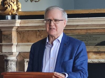 Pádraig Breandán Ó Laighin: Tuairiscíonn sé go raibh 71 rannóg sa Státseirbhís sa bhliain 1961 a d’fheidhmigh go hiomlán nó go páirteach trí mheán na Gaeilge.