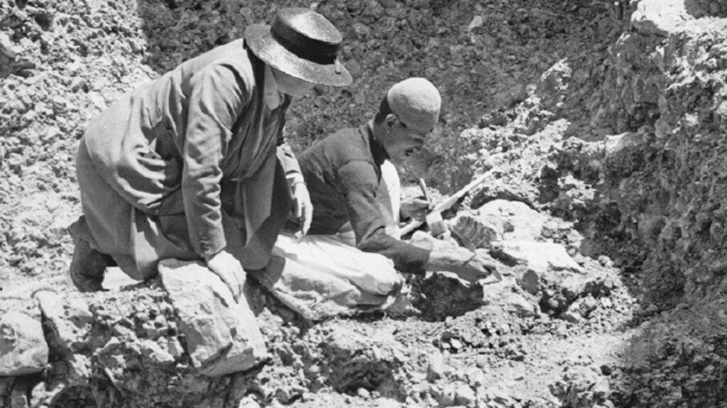 Dorothea Bate and a workman at an excavation