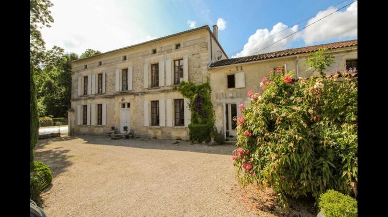 Near Cognac, grand French house with swimming pool