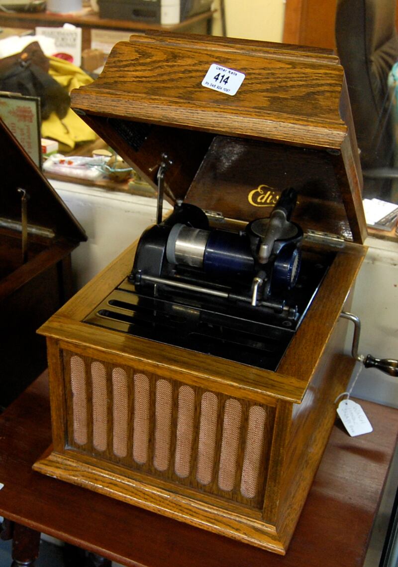 Edison phonograph €510 (€200-€300), Oliver Usher