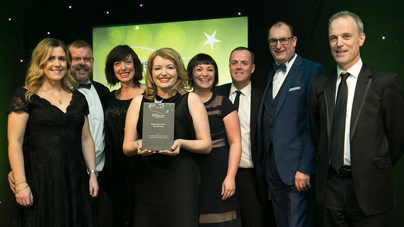 Tony O’Flanagan, Marketing Director, JCDecaux, presents the Best Grass Roots Sponsorship award to the Energia and GIY team.