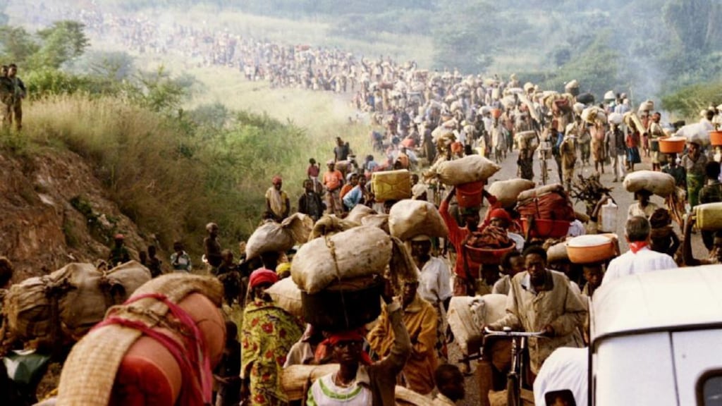 Rwandese refugees cross Rusumo border to Tanzania from Rwanda in  May, 1994. Phorograph:  REUTERS/Jeremiah Kamau/Files