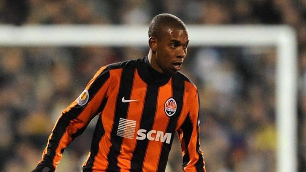 Brazil midfielder Fernandinho is close to signing for Manchester City from Shakhtar Donetsk.