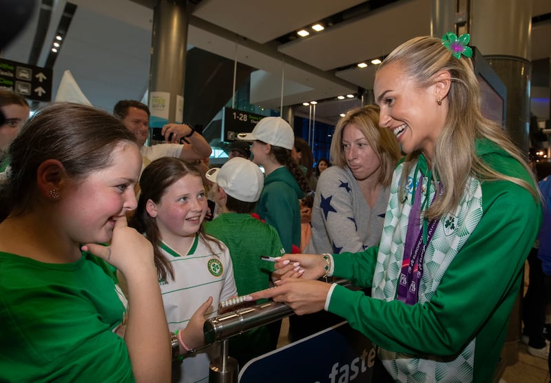 Mawdsley signs autographs for Alanna Quirke (10) and Olivia Leonard (10) from Dublin. Photograph: Colin Keegan/Collins Dublin