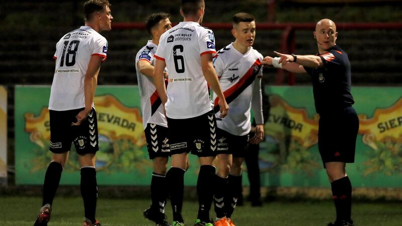 Referee Rob Rogers is surrounded by Bohemians players after awarding the penalty. Photo: Tommy Dickson/Inpho