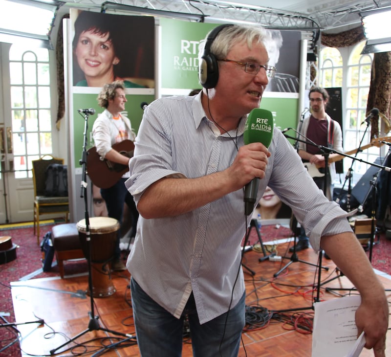 Rónán Mac Aodha Bhuí i mbun craolacháin ar RTÉ Raidió na Gaeltachta. Grianghraf: RTÉ