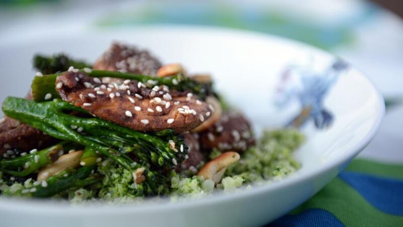 Chicken, cashew and broccoli stir-fry