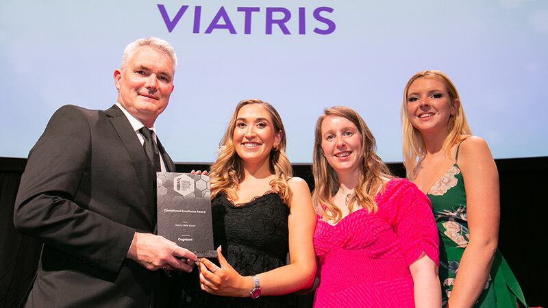 Jim Lehane, AVP Global Sales & Commercial, Cognizant Life Sciences Manufacturing, presents the Operational Excellence Award to the Viatris Little Island team.