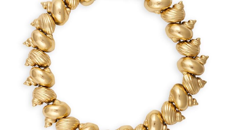 Lot 5 Christian Dior shell-shaped yellow metal necklace (€300 - €500)