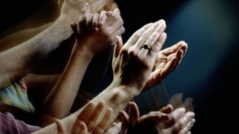 Manchester students vote to swap clapping for ‘jazz hands’