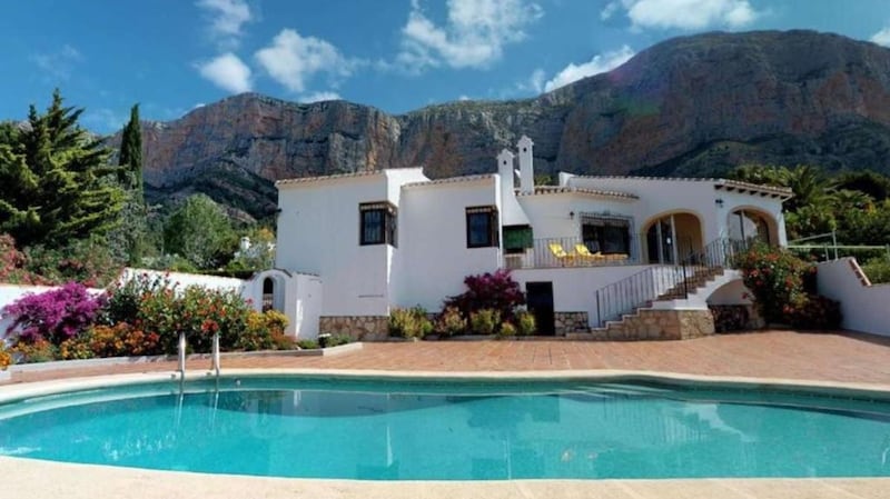 This Alicante villa is set in large gardens complete with swimming pool and a tennis court.