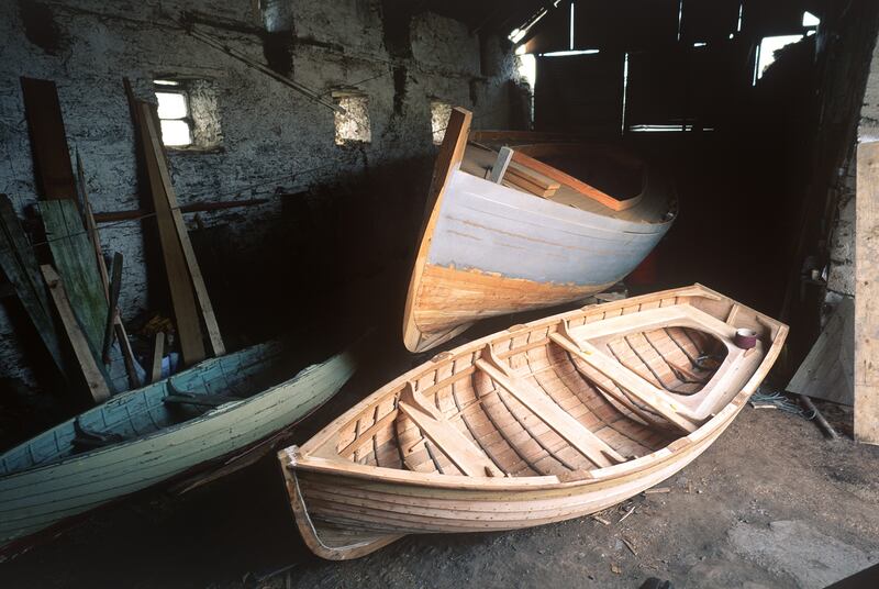 Mackerel Yawl An Rún in build with a clinker punt built by John Hegarty