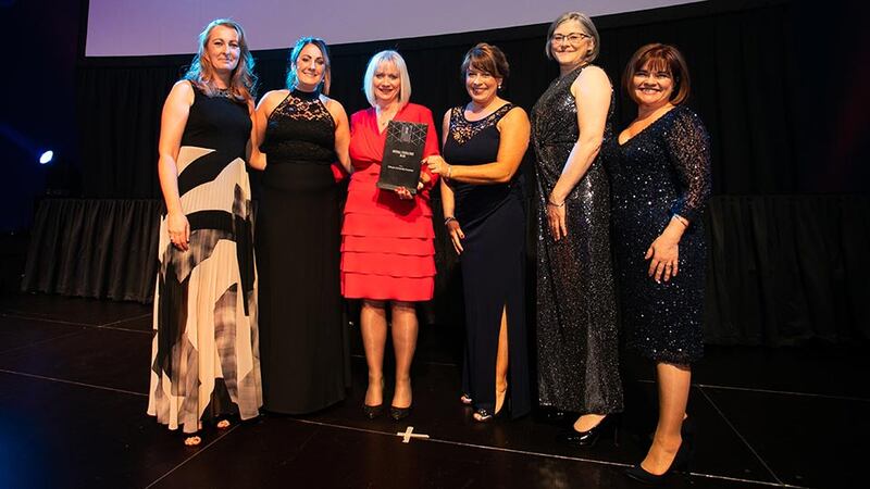 Siobhan Kelly, UK & Ireland Business Development Manager, Zellis, presents the Overall Excellence in HR award to the Tallaght University Hospital team.