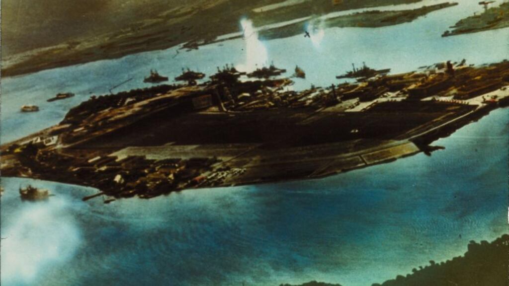 Pearl Harbour faoi ionsaí, Nollaig, 1941. grianghraf: getty images