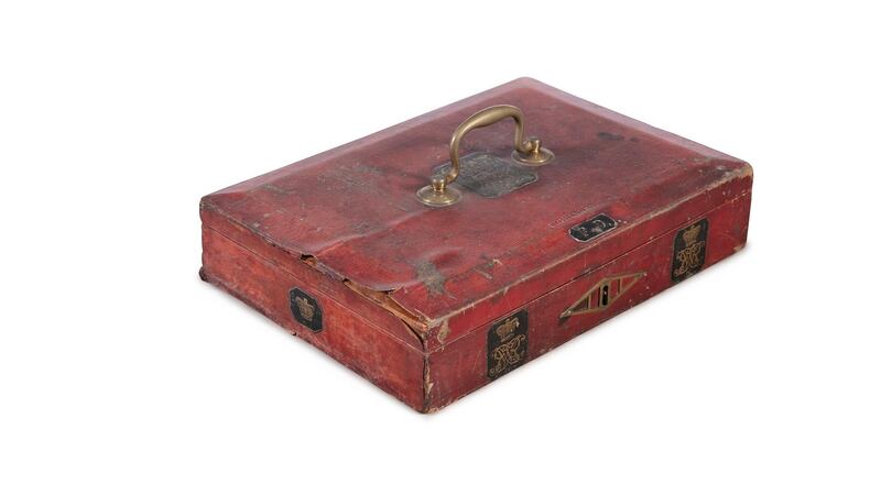 Lot 470: a Georgian red leather despatch box, with its brass handle and royal cipher (€600-€800).