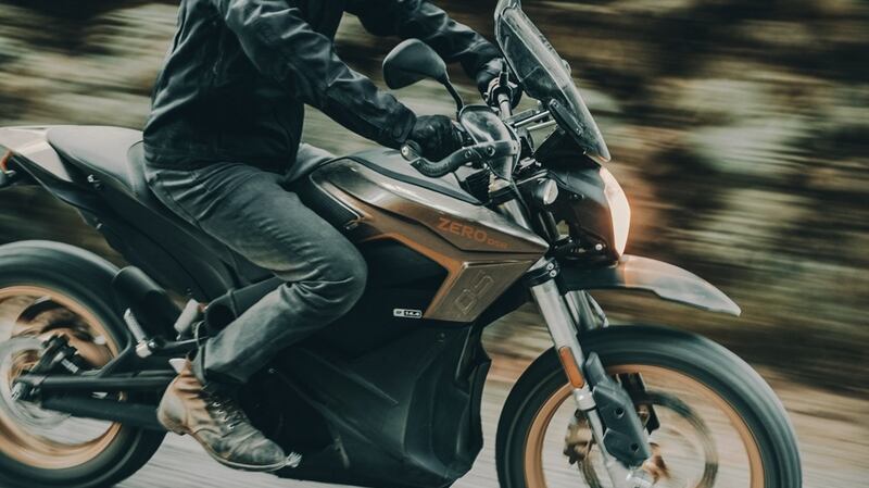Handlebars are a comfortable arm-stretch away, making the riding position quite upright. There’s a halogen lamp up front and an LED cluster brake light.