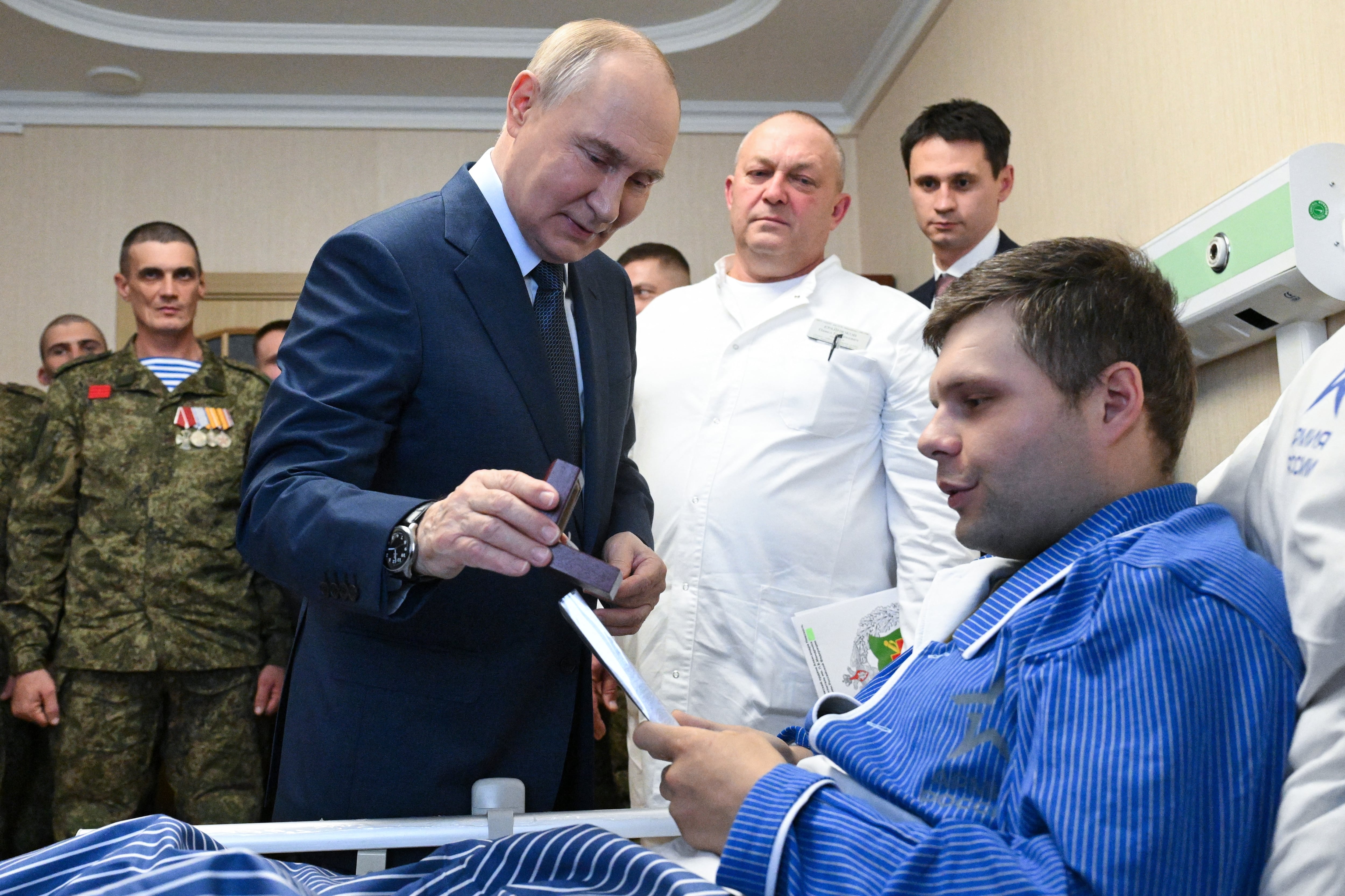 Ukraine struggling to hold eastern city of Pokrovsk, military analysts say