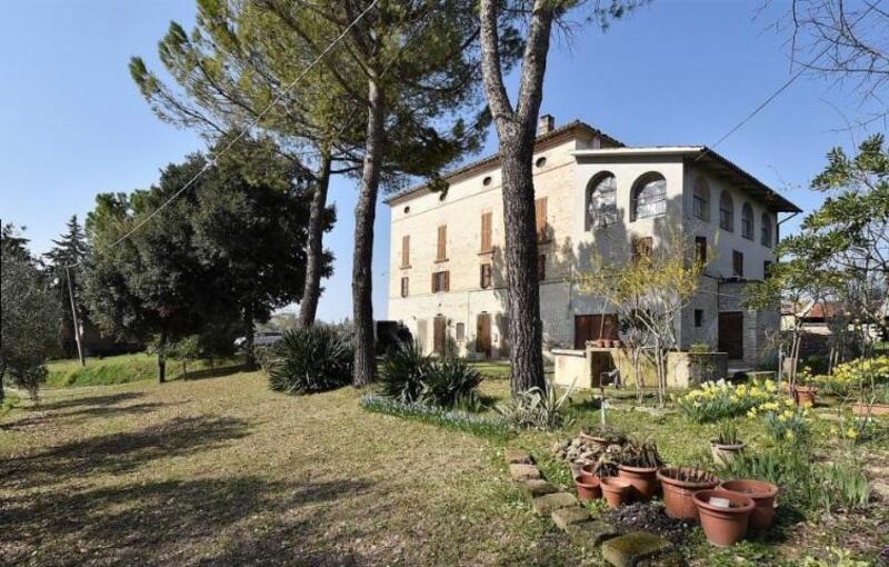 Le Marche: three-storey farmhouse divided into three apartments