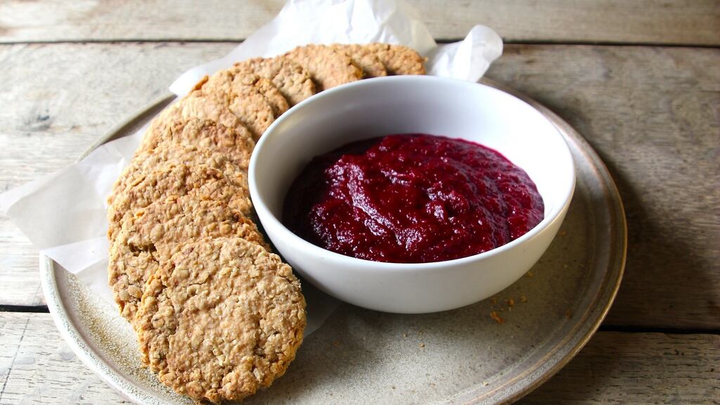 Beetroot hummus with oatcakes