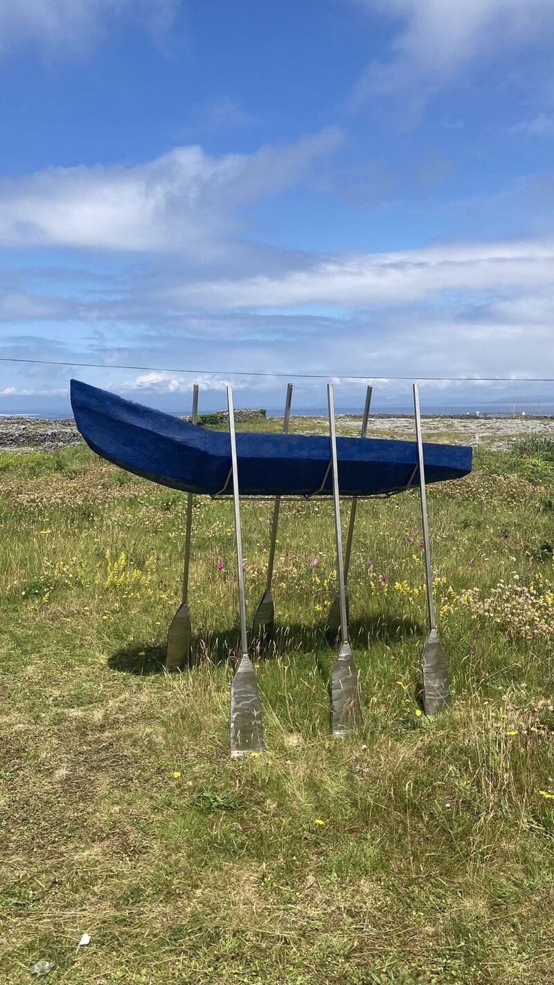 Saothar de chuid John Behan, duine de na healaíontóirí a choimisiúnaigh ionad ealaíon Áras Éanna ar Inis Oírr.